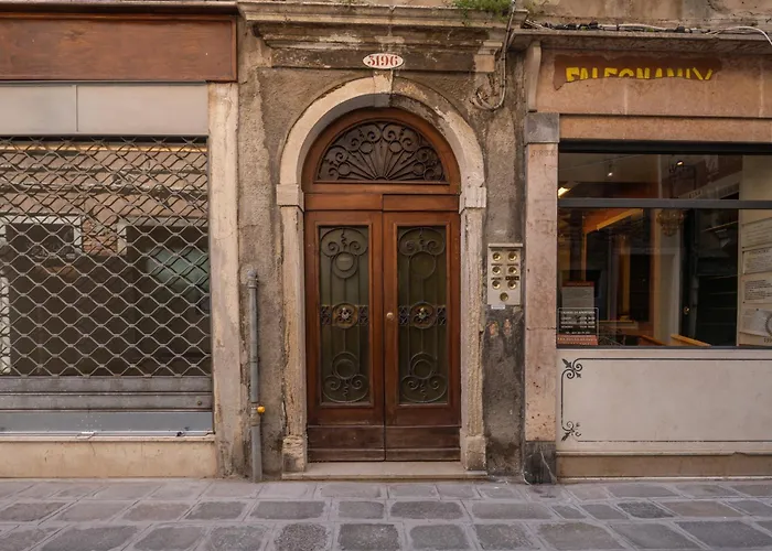 Castello Apartment With Garden R&R
